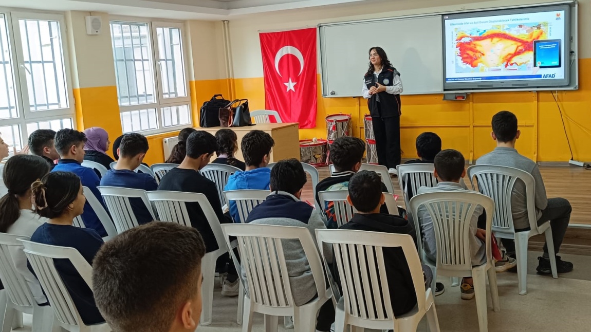 8. SINIF ÖĞRENCİLERİNE AFET FARKINDALIK SEMİNERİ YAPILDI